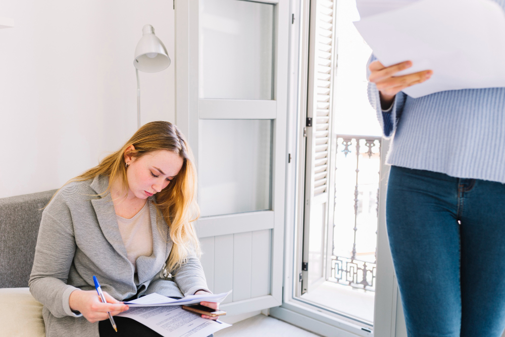 Przekazanie kluczy do mieszkania na tle dokumentów