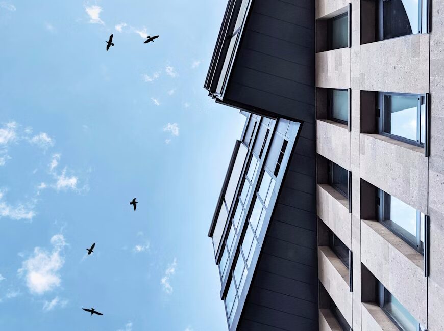 Skup mieszkań i domów vs. tradycyjna sprzedaż – co się bardziej opłaca?