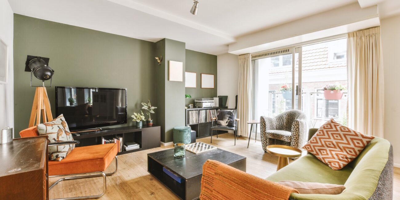 Czy można wyrzucić lokatora z mieszkania bez umowy? Procedura eksmisji